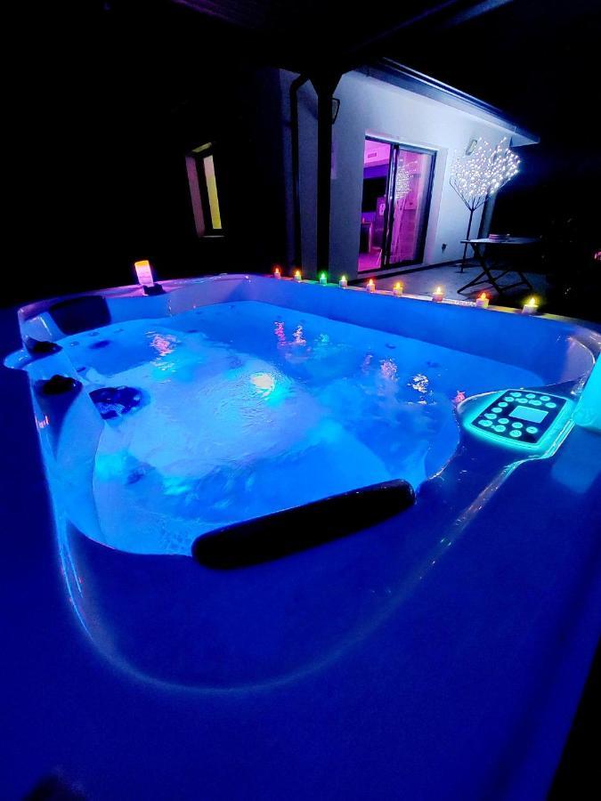 Un Sejour Romantique En Couple Avec Jacuzzi Prive Chromotherapie Jardin Maison Privee Ychoux Luaran gambar