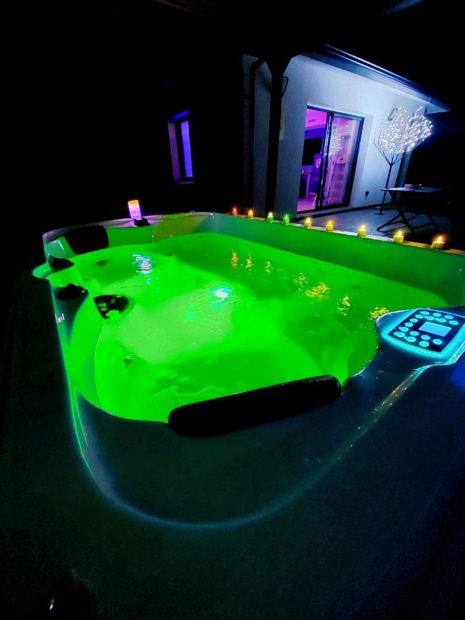 Un Sejour Romantique En Couple Avec Jacuzzi Prive Chromotherapie Jardin Maison Privee Ychoux Luaran gambar