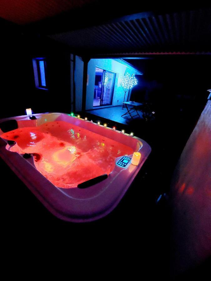 Un Sejour Romantique En Couple Avec Jacuzzi Prive Chromotherapie Jardin Maison Privee Ychoux Luaran gambar